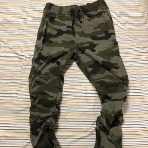 PacSun Camo Pants with Zipper